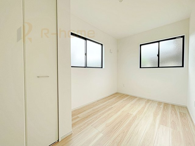 下妻市下栗1期　新築戸建て　1号棟の洋室|2面窓の風通しの良い洋室です♪差し込む暖かな陽当たりで、室内がくつろげる空間に早変わりです♪