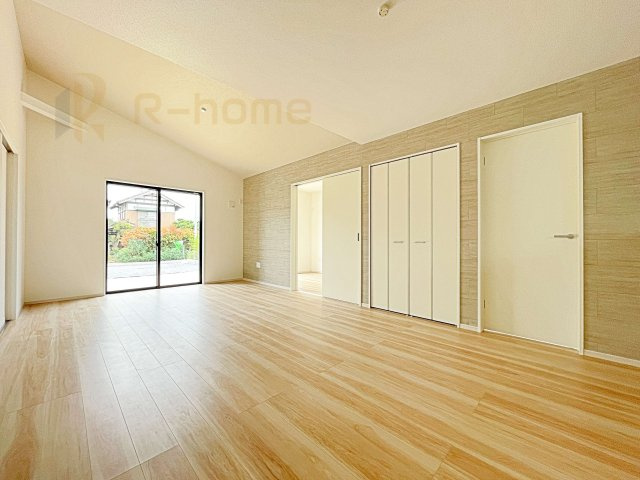 下妻市下栗1期　新築戸建て　1号棟の居間・リビング|開放感のあるリビングには収納スペースもあり、ゆったりした空間を保てます♪