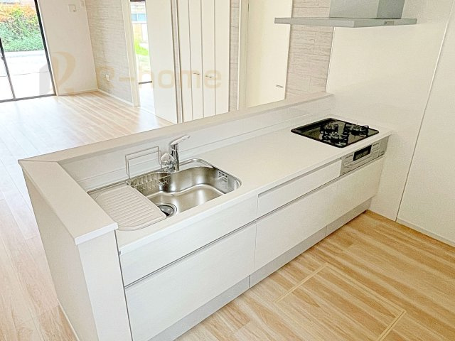 下妻市下栗1期　新築戸建て　1号棟のキッチン|料理をしながら家族とコミュニケーションが取れる対面式システムキッチン。