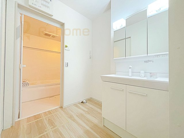 下妻市下栗1期　新築戸建て　1号棟の洗面所|清潔感溢れる洗面台は嬉しい三面鏡付き。洗剤や歯ブラシなどもすっきり収納できます♪