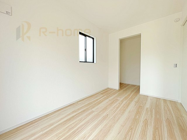 下妻市下栗1期　新築戸建て　1号棟の洋室|収納便利なウォークインクローゼット付きの洋室♪
明るく風通しの良いお部屋です♪