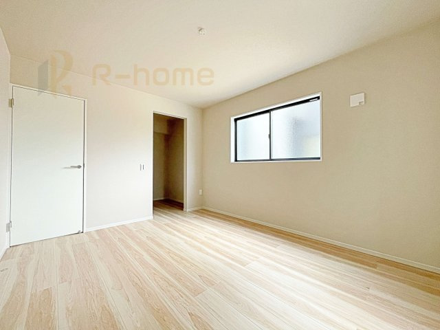 下妻市下栗1期　新築戸建て　1号棟の洋室|アクセントクロスが映える2階洋室。お仕事の疲れを癒すひとときを有意義に♪全居室収納で空間もスッキリ♪