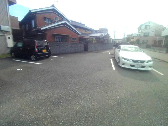 グランデージーの駐車場