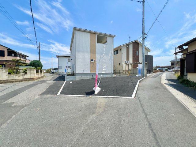 藤岡市藤岡の前面道路含む現地写真|間口も広く駐車が苦手な方にもおススメ♪