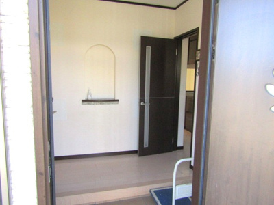 【玄関】 | 中古戸建　甲斐市西八幡 | 収納もある玄関です