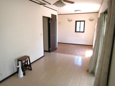 【居間・リビング】 | 中古戸建　甲斐市西八幡 | ゆったりとした居間です