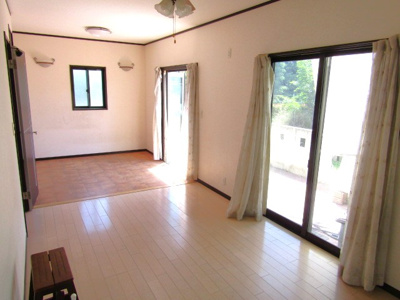 【居間・リビング】 | 中古戸建　甲斐市西八幡 | おしゃれなリビングです