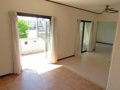 【居間・リビング】 | 中古戸建　甲斐市西八幡 | ゆったりとしたリビングです