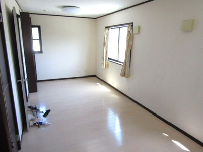 【洋室】 | 中古戸建　甲斐市西八幡 | 明るい洋室です