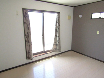 【洋室】 | 中古戸建　甲斐市西八幡 | 広々とした洋室です
