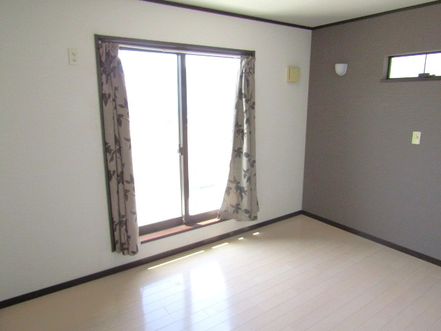 【洋室】 | 中古戸建　甲斐市西八幡 | 広々とした洋室です