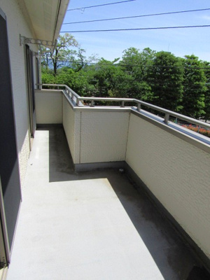 【バルコニー】 | 中古戸建　甲斐市西八幡 | 外からの目が気にならないバルコニーで洗濯物が干せます