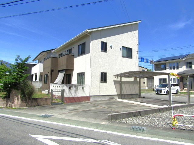 【駐車場】 | 中古戸建　甲斐市西八幡 | 駐車場の用意があります