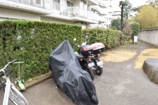 【駐車場】 | バイク置き場。空き区画の有無や駐輪料金、サイズおよび排気量規定などについては、改めてお問い合わせください。～即日のご見学可能～　お問合せはお気軽にどうぞ。
