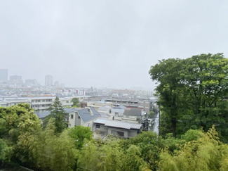 【展望】 | 眼前に広がる空の雄大さと、このお部屋の自慢の一つである「眺望」をご覧ください。毎日、この景色を独り占めできる新生活に夢が広がります。～即日のご見学可能～　お問合せはお気軽にどうぞ。