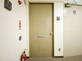 【その他共用部分】 | 皆様をお迎えする、お部屋の玄関ドア。開けやすさや開放角度、ドアノブの操作しやすさや鍵の形状などを、現地で一度ご確認ください。～即日のご見学可能～　お問合せはお気軽にどうぞ。