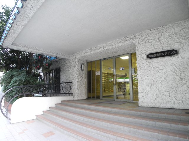 秀和番衆町レジデンスのエントランス