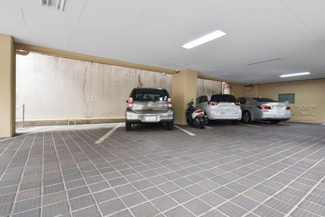 【駐車場】 | マンションの駐車場スペース。空きの有無や駐車料金、サイズ規定などについては、改めてお問い合わせください。～即日のご見学可能～　お問合せはお気軽にどうぞ。