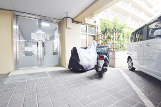 【駐車場】 | バイク置き場。空き区画の有無や駐輪料金、サイズおよび排気量規定などについては、改めてお問い合わせください。～即日のご見学可能～　お問合せはお気軽にどうぞ。