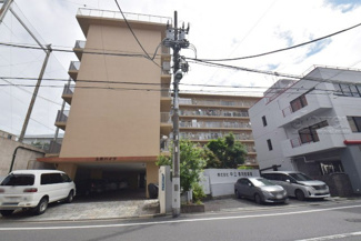 【外観】 | 手入れの行き届いた外壁やエントランスなど、「見ればわかる」レベルで清潔感を保ったマンションです。築年数を感じさせない姿で皆様をお出迎えします。～即日のご見学可能～　お問合せはお気軽にどうぞ。