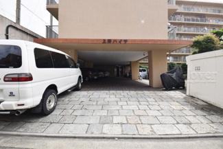 【エントランス】 | お客様を、そして住人を出迎えてくれるマンションのエントランス。ゴミが落ちていないことからも、管理状態の良さや住民の節度の高さが見て取れます。～即日のご見学可能～　お問合せはお気軽にどうぞ。