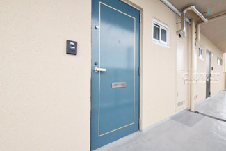 【その他共用部分】 | 皆様をお迎えする、お部屋の玄関ドア。開けやすさや開放角度、ドアノブの操作しやすさや鍵の形状などを、現地で一度ご確認ください。～即日のご見学可能～　お問合せはお気軽にどうぞ。