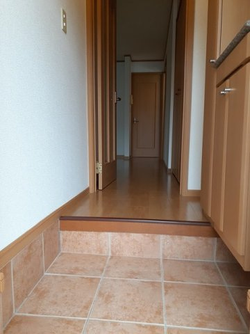 ノバ・グランツＡの玄関|収納もある玄関です