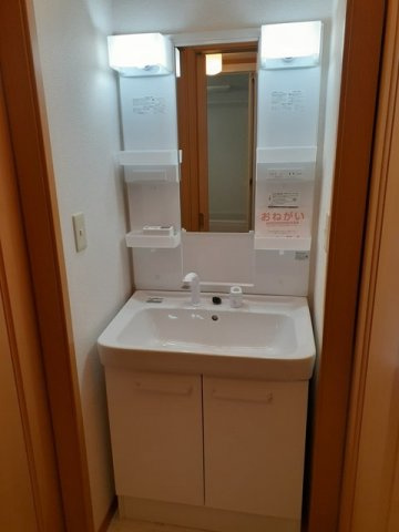 ノバ・グランツＡの洗面所|明るい洗面所です