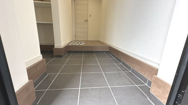 堺市北区野遠町　新築戸建の玄関