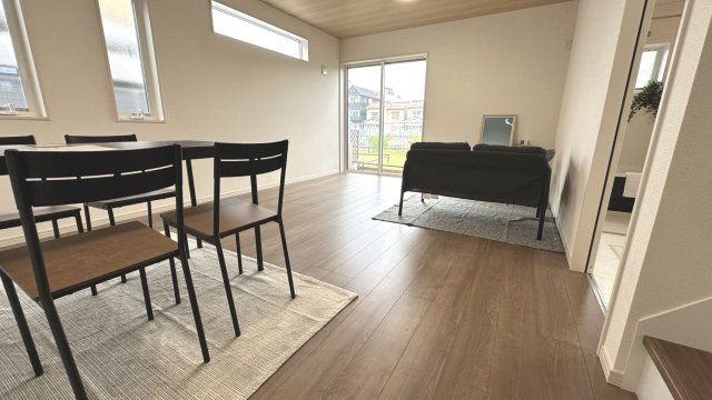 堺市北区野遠町　新築戸建の居間・リビング