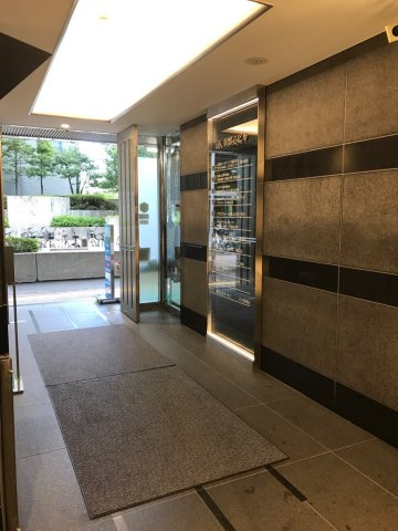 新宿区西新宿１丁目の事務所のエントランス