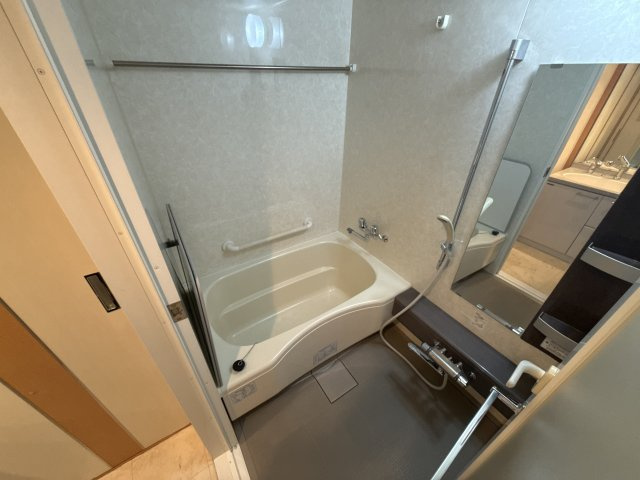 サクラメント駅南大路の浴室