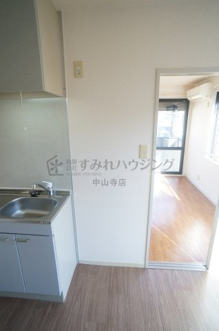 ガーデンハウス宝塚Bの居間・リビング