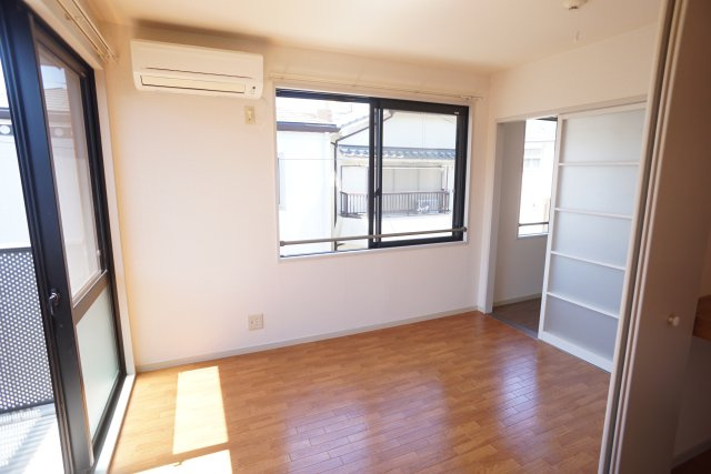 ガーデンハウス宝塚Bの居間・リビング