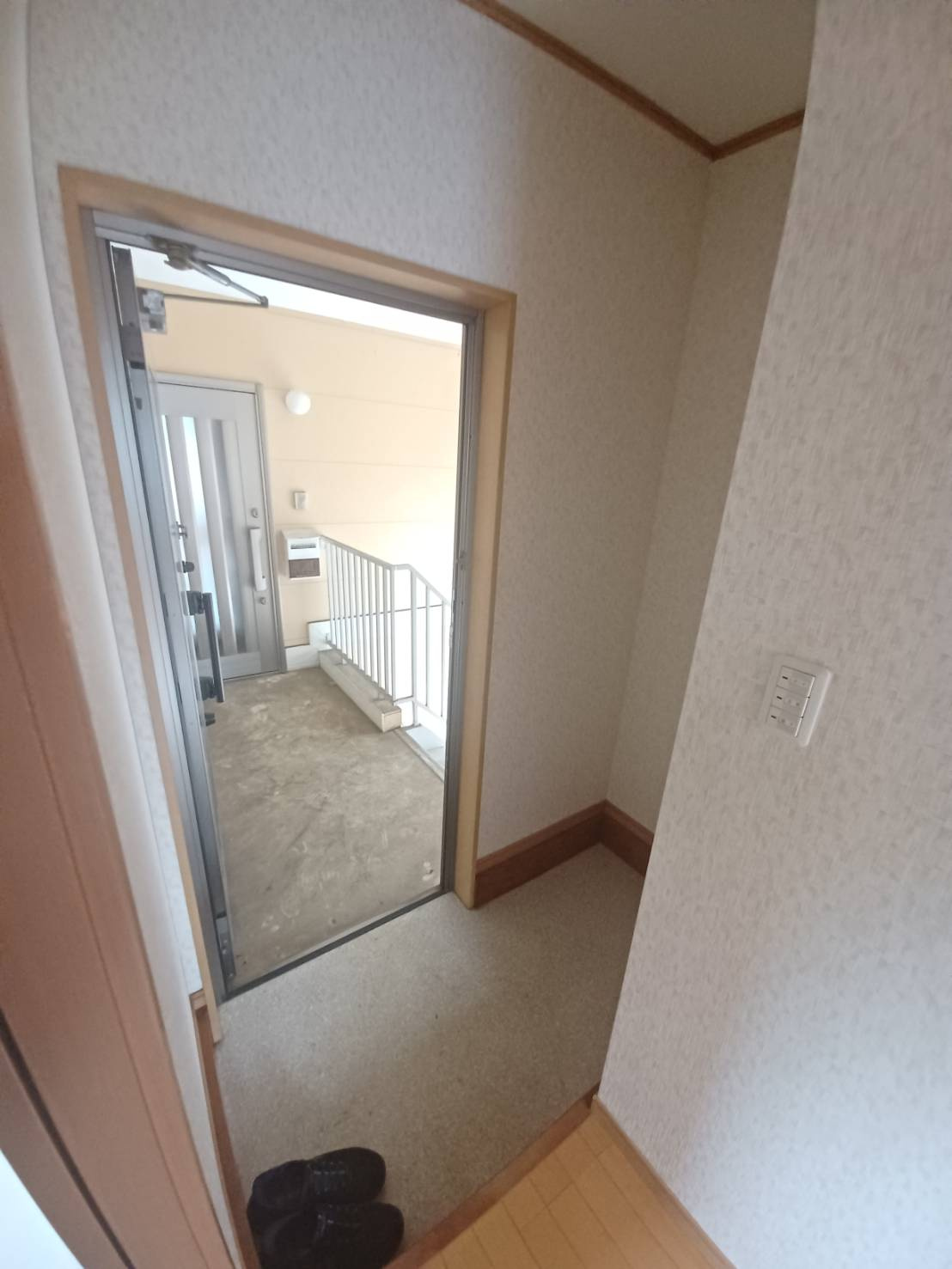 エステートスズキ6の玄関