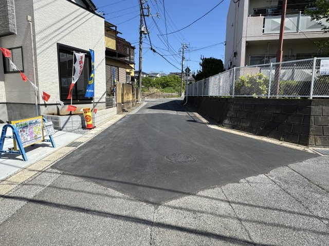 松戸市八ケ崎６丁目新築戸建【八ヶ崎小学校：5分】の前面道路含む現地写真|東側前面道路・幅員約5ｍ