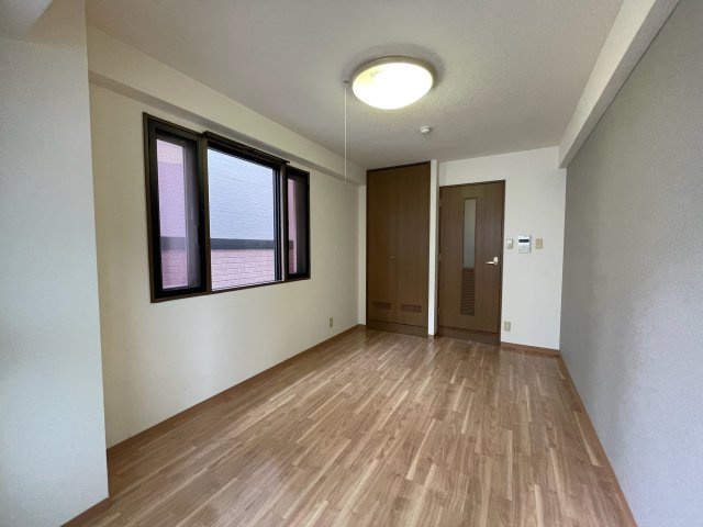 エミネンスの居間・リビング|同タイプの写真です（側面窓はありません）