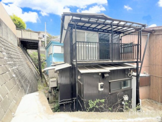 【外観】 | ◆鶴見区馬場2丁目中古戸建◆ | ◆一戸建てを中心とした街並みが整然と続き、周辺は高い建物が建っていないので、緑の多い閑静な趣を感じる環境です。街並みや周辺環境も重要なポイントです！！