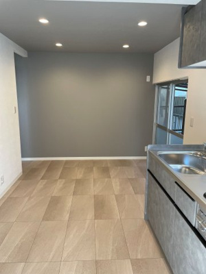 【居間・リビング】 | ◆鶴見区馬場2丁目中古戸建◆ | ◆広々としたダイニングは、シックでモダンな内装。落ち着いた雰囲気に包まれて、伸びやかな、ひとときを過ごせます。