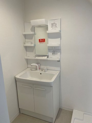 【独立洗面台】 | ◆鶴見区馬場2丁目中古戸建◆ | ◆毎日使う場所だから、機能的で使いやすさに配慮したパウダールーム。すっきりと使えるように収納も豊富にご用意しています。