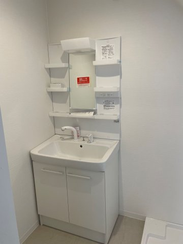 【独立洗面台】 | ◆鶴見区馬場2丁目中古戸建◆ | ◆毎日使う場所だから、機能的で使いやすさに配慮したパウダールーム。すっきりと使えるように収納も豊富にご用意しています。