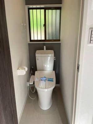 【トイレ】 | ◆鶴見区馬場2丁目中古戸建◆ | ◆清潔感のある落ち着ける空間。小窓をもうけていますので、こもりやすい空気の入れ替えも簡単に行えますね！