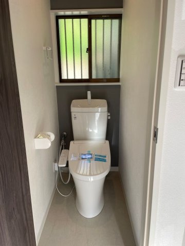 【トイレ】 | ◆鶴見区馬場2丁目中古戸建◆ | ◆清潔感のある落ち着ける空間。小窓をもうけていますので、こもりやすい空気の入れ替えも簡単に行えますね！