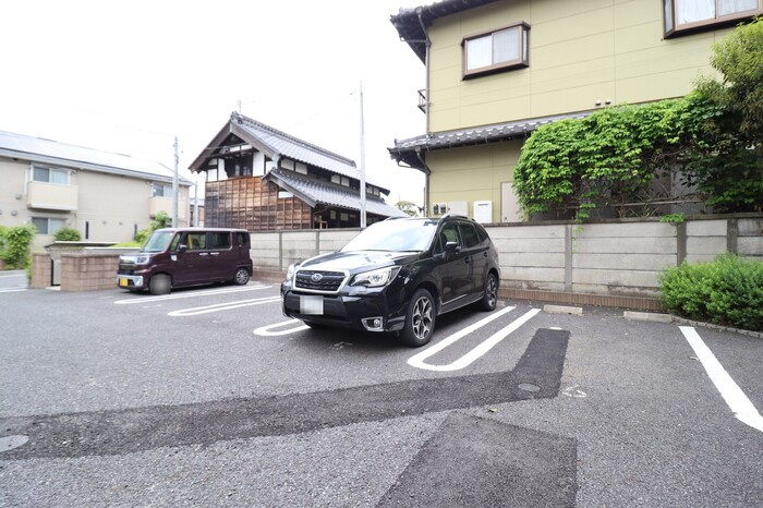ストラール Ａの駐車場|駐車場