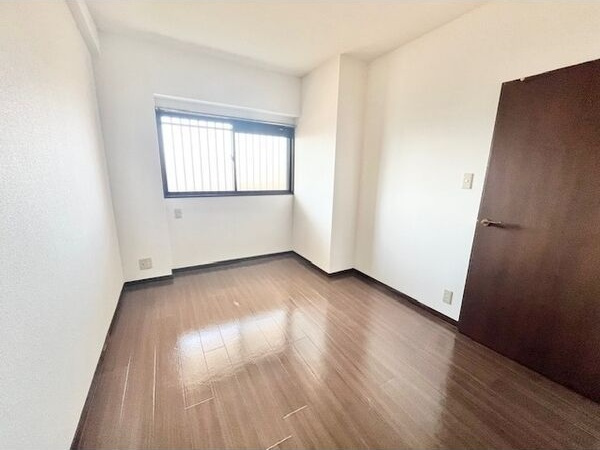 ロイヤルエステートⅢの居間・リビング