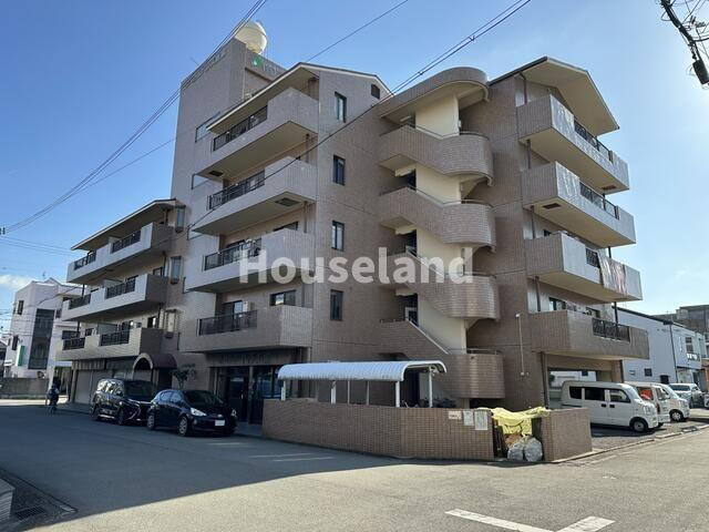 リベラルパレス新留の外観