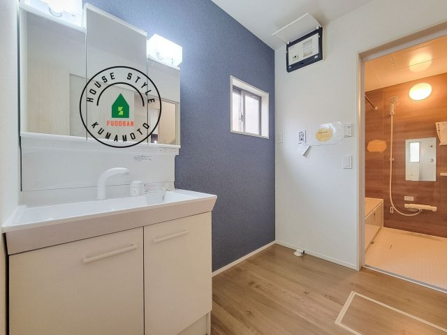 熊本市南区出仲間7丁目第3-1棟（1号棟）　の脱衣所|ゆとりの洗面スペースで朝の身支度もスムーズに。暮らしを快適に変えるシャワー付洗面台です！