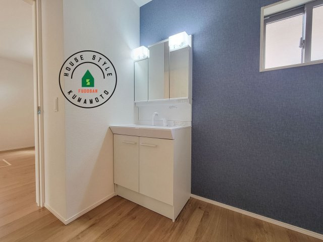 熊本市南区出仲間7丁目第3-1棟（1号棟）　の独立洗面台|毎日使うものだから清潔な空間を保ちたい水回り。洗面にはそんな願いを解消させてくれる収納アイデアが満載です。三面鏡の裏側にはキャビネットが現れ小物から背の高い物まで収納できます。