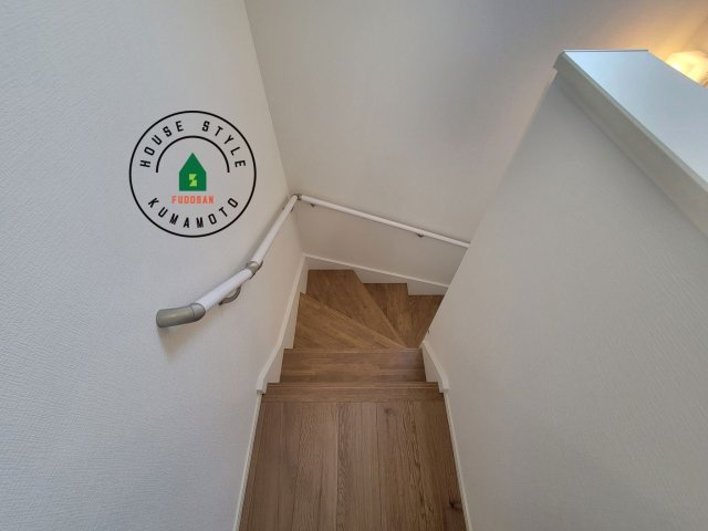 熊本市南区出仲間7丁目第3-1棟（1号棟）　の内装|＜手すり付階段＞手すりがないと階段の昇り降りで危険なことはもちろん、壁に手をつきながら歩くことで壁紙が汚れやすくなります。すべての方に快適に昇り降りしていただくため、手すりを設置しました。