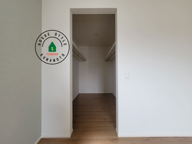 熊本市南区出仲間7丁目第3-1棟（1号棟）　の収納|洋服や大きな荷物が多い方や人数の多いご家族などは、一般的なクローゼットよりもウォークインクローゼットのほうが使い勝手が良いです。